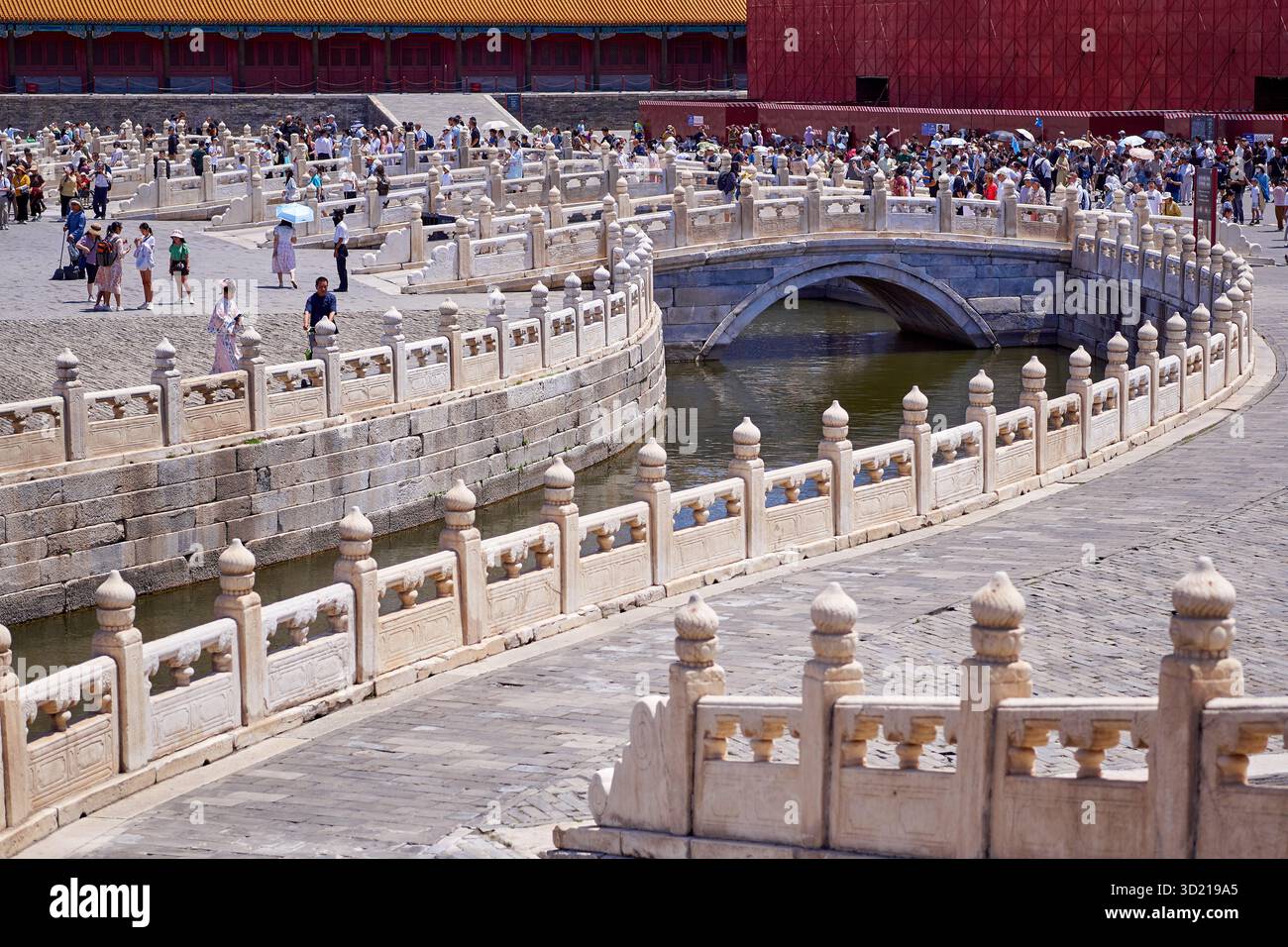La salle de l'harmonie préservée avec sa cour extérieure et les visiteurs dans la Cité interdite à Pékin Banque D'Images