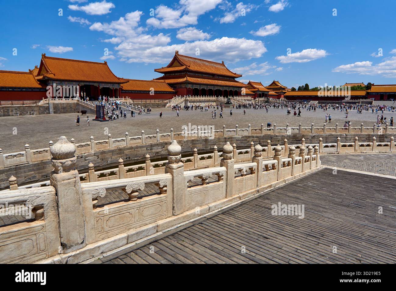 La salle de l'harmonie préservée avec sa cour extérieure et ses visiteurs, dans la Cité interdite à Pékin Banque D'Images