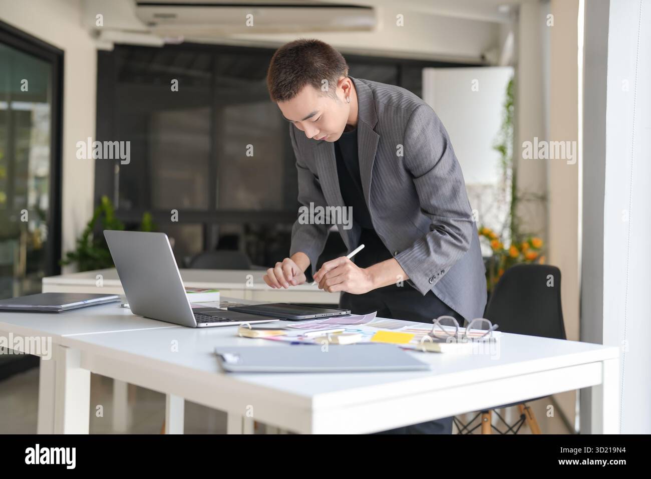 Homme d'affaires asiatique artiste Creative Designer dessin graphique d'esquisse sur ordinateur portable graphique et échantillon de couleur concept d'idée cr Banque D'Images