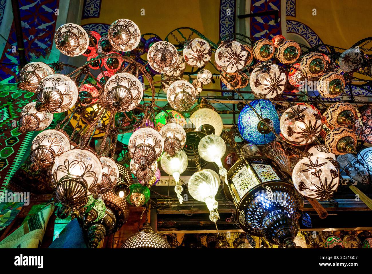 Lampes turques typiques, Grand Bazar (Kapali Çarsi), XVe siècle, Istanbul, Turquie Banque D'Images