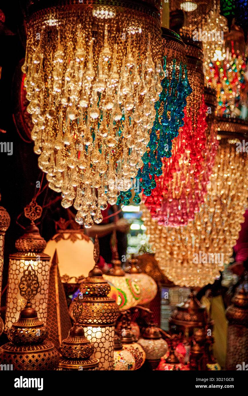 Lampes turques typiques, Grand Bazar (Kapali Çarsi), XVe siècle, Istanbul, Turquie Banque D'Images