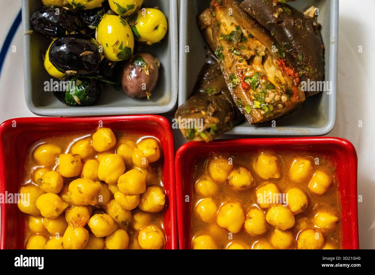Plat avec pois chiches, olives et aubergines, tapa marocaine typique, Tanger, Maroc, Afrique du Nord Banque D'Images