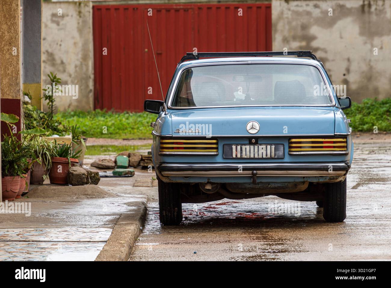 Voiture Mercedes allemande classique, garée sur le marché de Souk-Khémis-des-Beni-Arouss, Royaume du Maroc, Maghreb, Banque D'Images