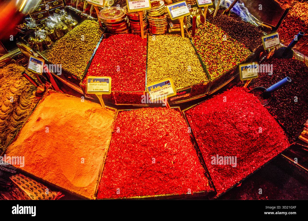Piments et poivre pour la cuisine typique, Bazar égyptien (marché aux épices), Grand Bazar, Istanbul, Turquie Banque D'Images