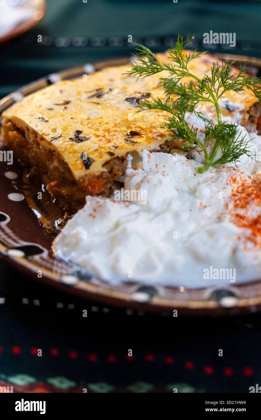 Moussaka de pommes de terre bulgare avec yaourt, Manastirska Magernitsa, restaurant traditionnel bulgare, Sofia, République de Bulgarie, UE Banque D'Images