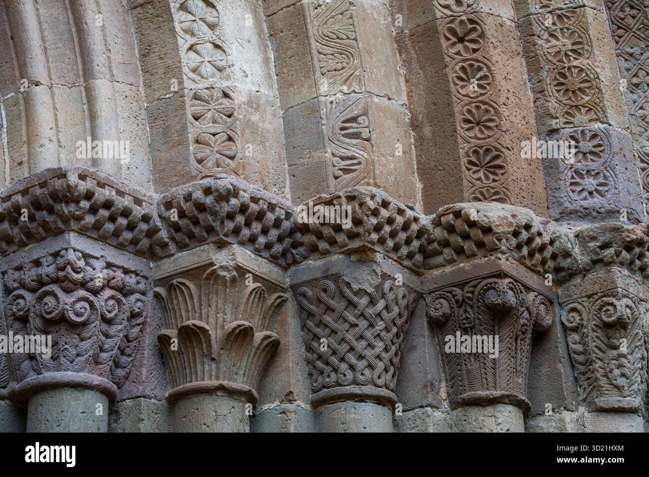 Monastère royal de Santa María de Veruela, abbaye cistercienne du XIIe siècle, relief roman , porte de l'église abbatiale , Vera d Banque D'Images