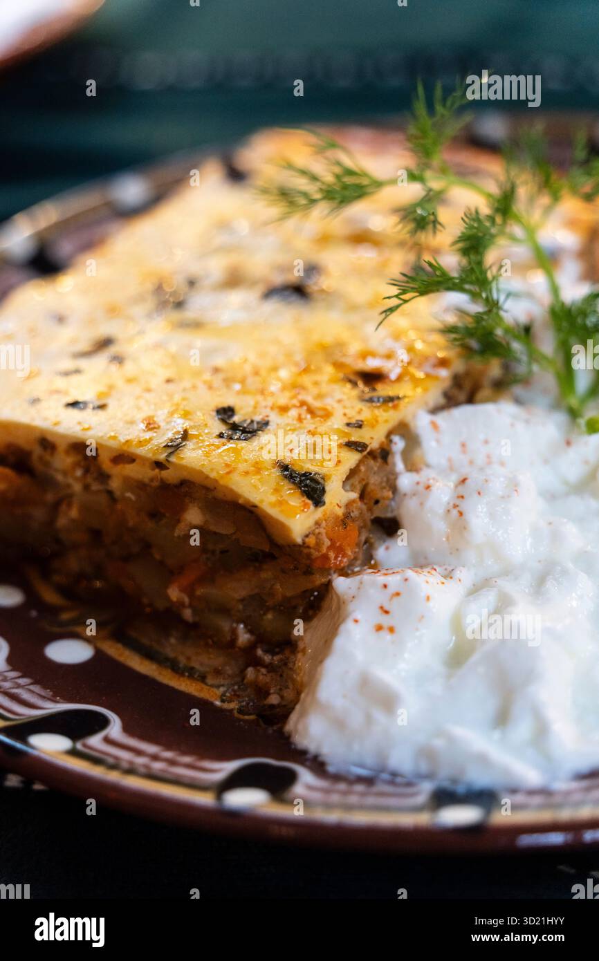 Moussaka de pommes de terre bulgare avec yaourt, Manastirska Magernitsa, restaurant traditionnel bulgare, Sofia, République de Bulgarie, UE Banque D'Images