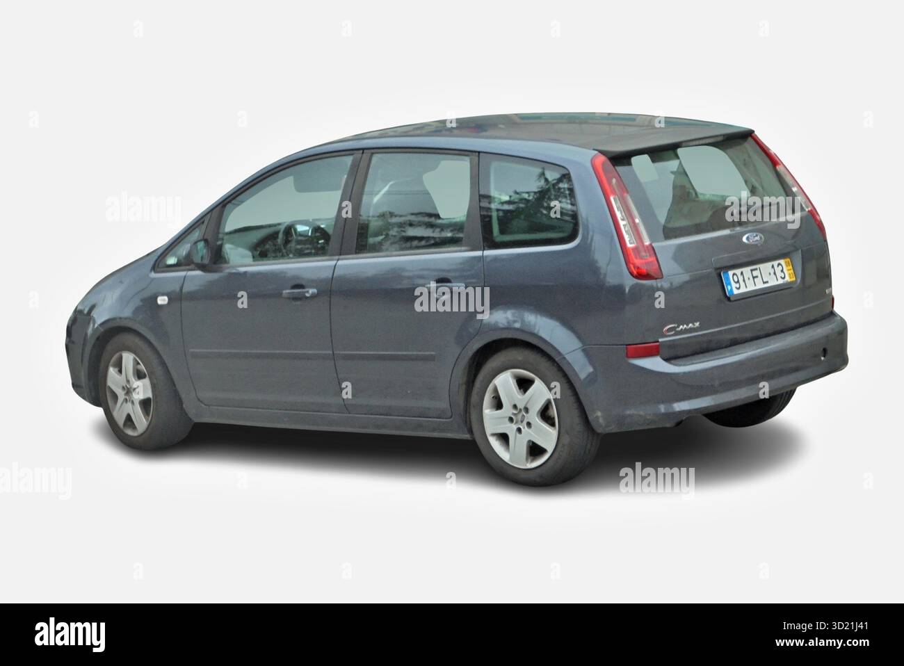 Ford C-Max montrant son arrière sur fond blanc Banque D'Images