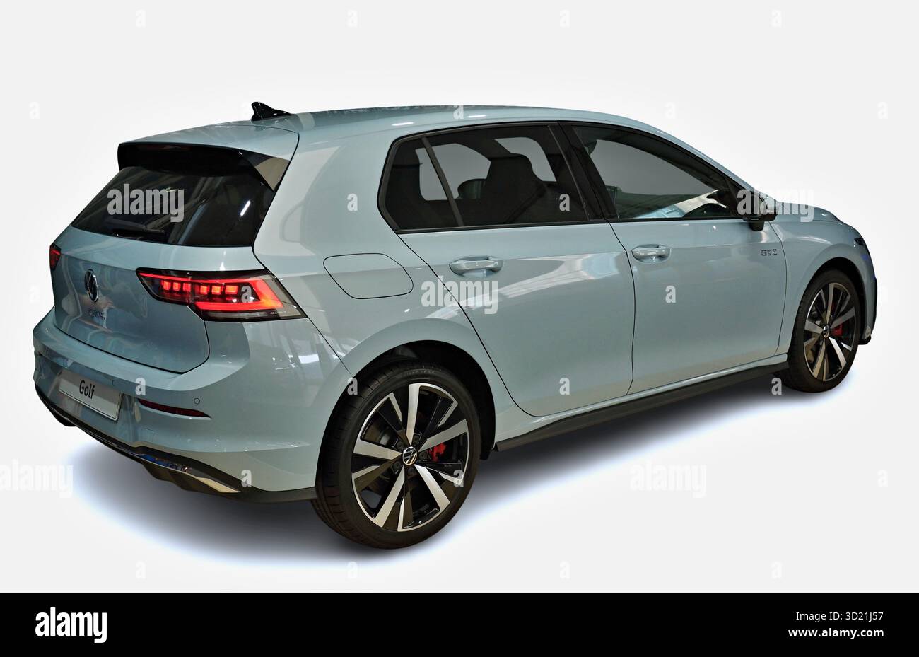 Volkswagen Golf GTI montrant son dos et son côté sur un fond blanc Banque D'Images