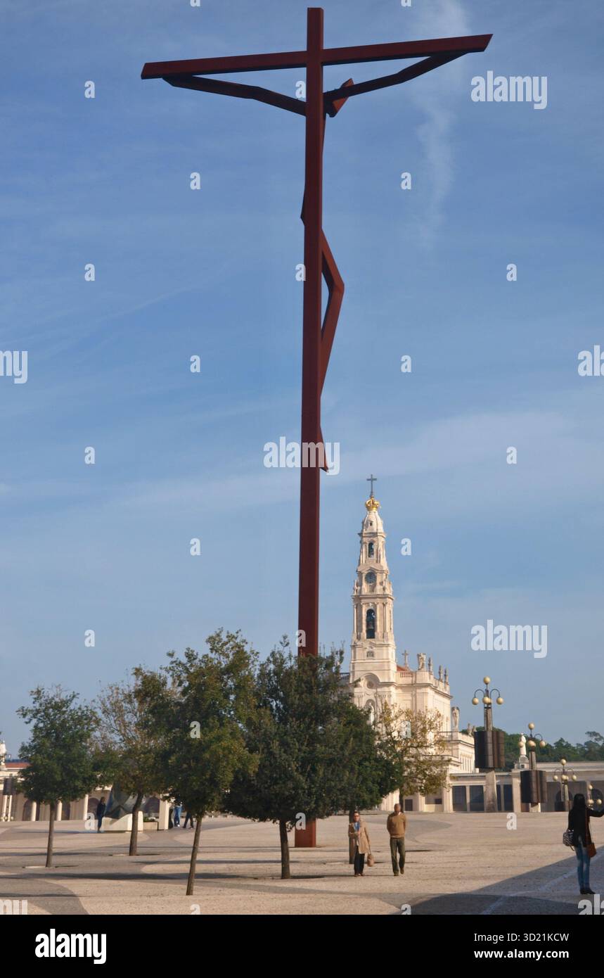 Grande croix debout dans le Sanctuaire de Fatima avec Basilique de notre-Dame du Rosaire en arrière-plan Banque D'Images