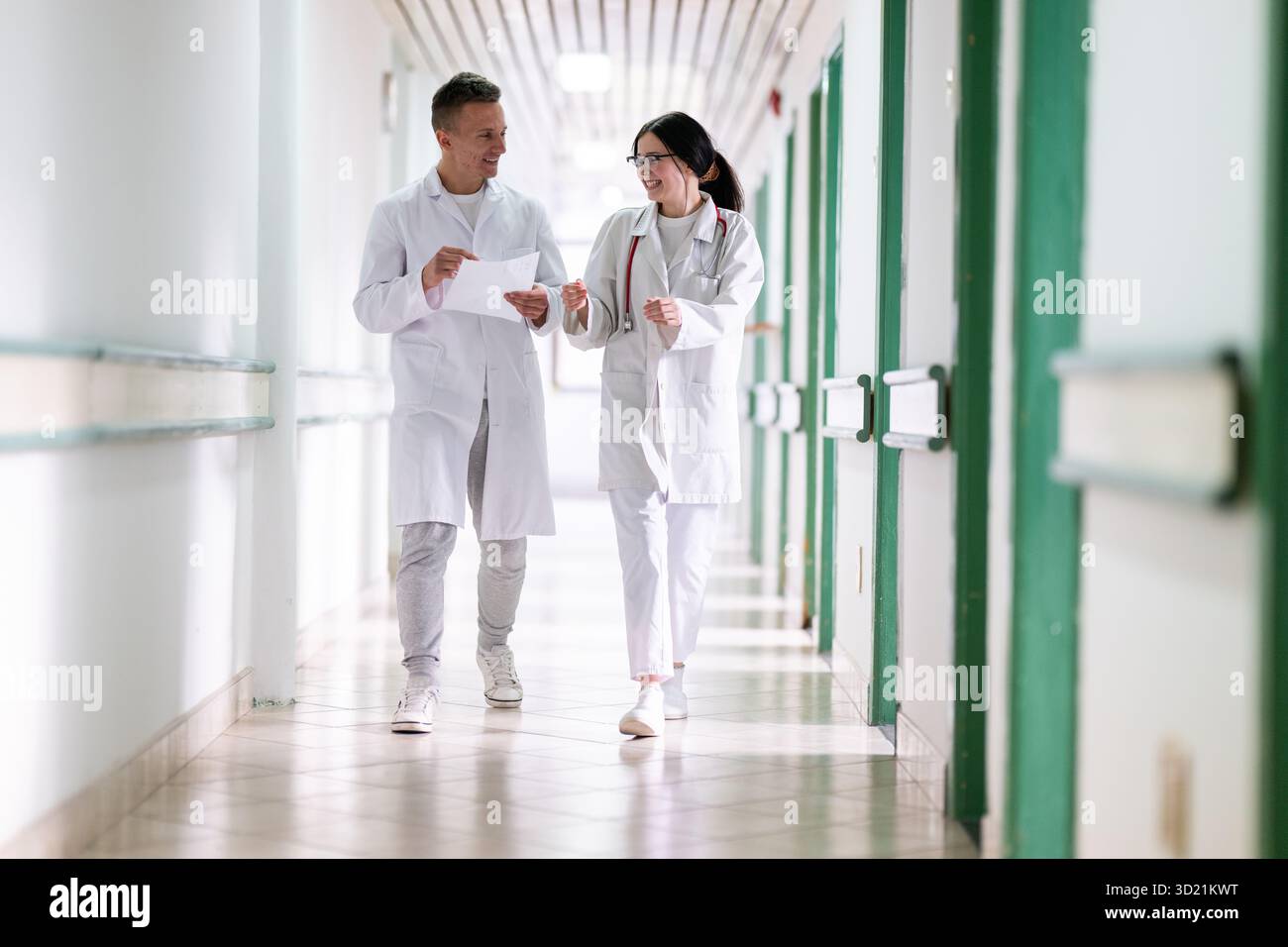 Médecins marchant dans le couloir de l'hôpital Banque D'Images