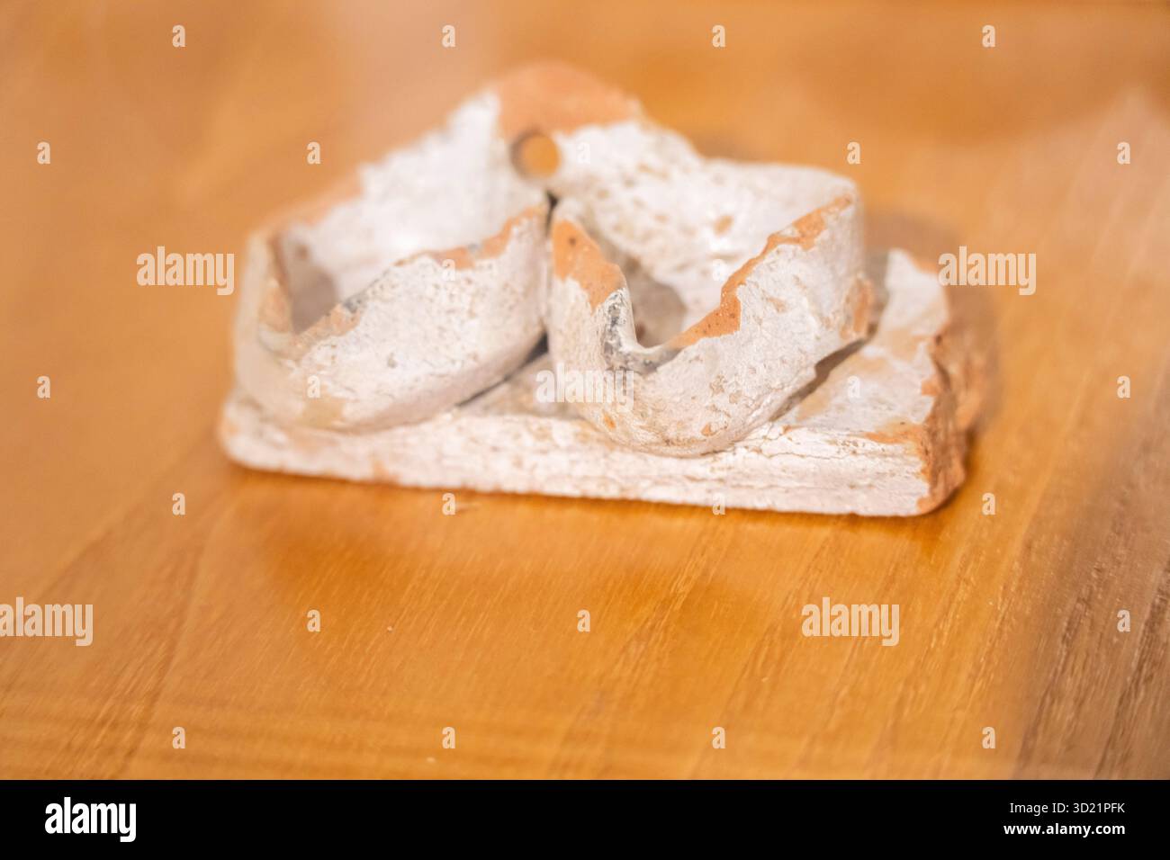 Fragment d'une lampe rituelle juive Hanukkah, XVe siècle, quartier juif de Barbastro, musée Huesca, communauté d'Aragon, Espagne Banque D'Images
