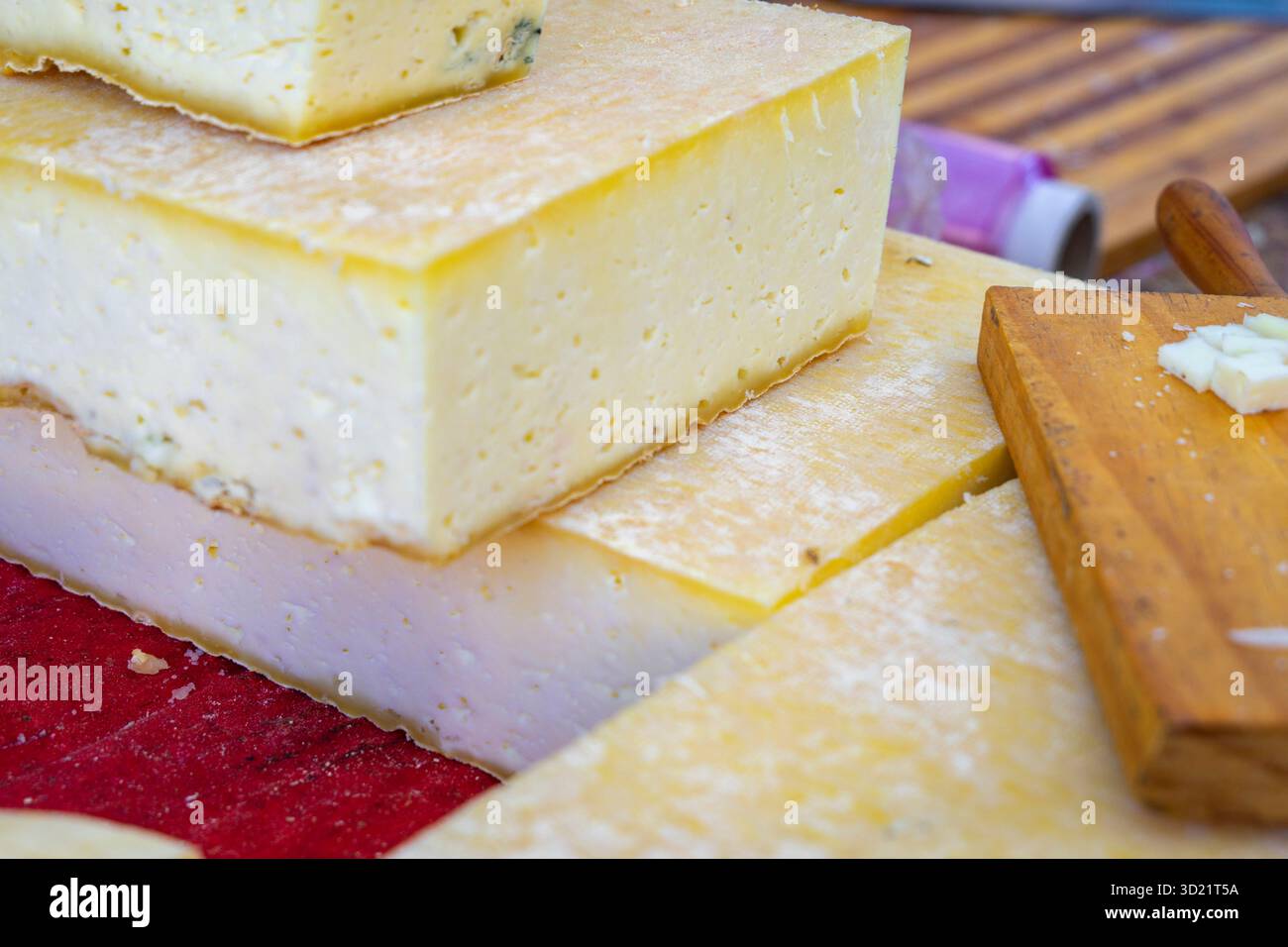 Fromage traditionnel, marché en plein air, Barbastro, chaîne de montagnes pré-Pyrénées, Espagne Banque D'Images