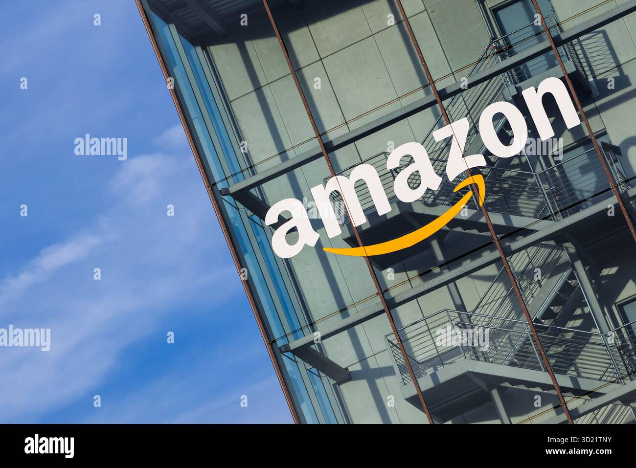 Munich, Allemagne. 29 octobre 2025. Le logo et le lettrage de la société mondiale de vente par correspondance en ligne Amazon sont visibles sur la façade du siège d'Amazon Allemagne à Parkstadt Schwabing à Munich (Bavière). Amazon.com, Inc est une société de vente par correspondance en ligne américaine cotée en bourse, active dans le monde entier. En Allemagne, le groupe est l'une des sociétés américaines ayant le chiffre d'affaires le plus élevé. (Image symbole, photo symbole, illustration, photo symbolique, photo illustrative, image thème, image générale, photo thème) crédit : Matthias Balk/dpa/Alamy Live News Banque D'Images
