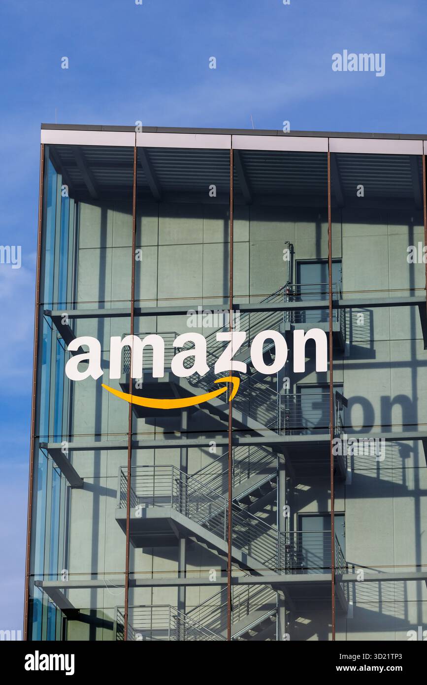 Munich, Allemagne. 29 octobre 2025. Le logo et le lettrage de la société mondiale de vente par correspondance en ligne Amazon sont visibles sur la façade du siège d'Amazon Allemagne à Parkstadt Schwabing à Munich (Bavière). Amazon.com, Inc est une société de vente par correspondance en ligne américaine cotée en bourse, active dans le monde entier. En Allemagne, le groupe est l'une des sociétés américaines ayant le chiffre d'affaires le plus élevé. (Image symbole, photo symbole, illustration, photo symbolique, photo illustrative, image thème, image générale, photo thème) crédit : Matthias Balk/dpa/Alamy Live News Banque D'Images