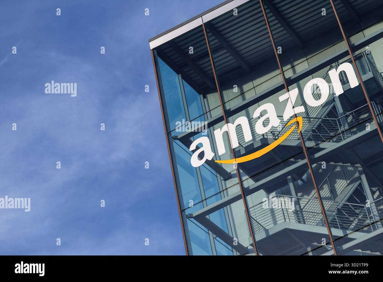 Munich, Allemagne. 29 octobre 2025. Le logo et le lettrage de la société mondiale de vente par correspondance en ligne Amazon sont visibles sur la façade du siège d'Amazon Allemagne à Parkstadt Schwabing à Munich (Bavière). Amazon.com, Inc est une société de vente par correspondance en ligne américaine cotée en bourse, active dans le monde entier. En Allemagne, le groupe est l'une des sociétés américaines ayant le chiffre d'affaires le plus élevé. (Image symbole, photo symbole, illustration, photo symbolique, photo illustrative, image thème, image générale, photo thème) crédit : Matthias Balk/dpa/Alamy Live News Banque D'Images