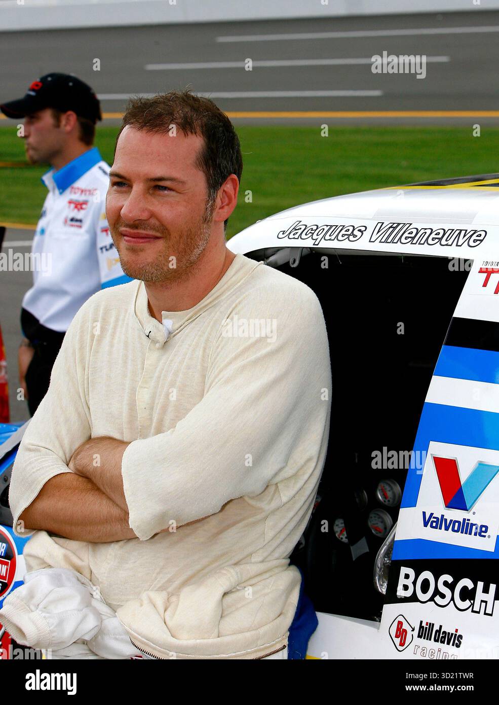 Jacques Villeneuve attend de faire une tentative de qualification à Talladega Superspeedway pour le Mountain Dew 250. Banque D'Images