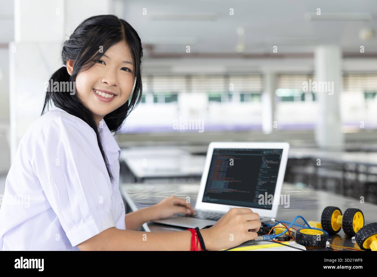 Portrait Smart Students teen dans un STEM d'apprentissage uniforme avec composant de carte de circuit imprimé d'électricité iot sur le campus scolaire moderne à l'intérieur. Banque D'Images