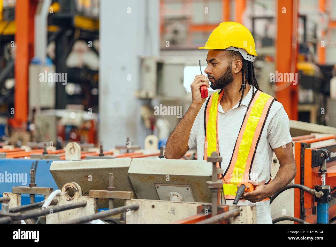 Opérateur professionnel de machine de travail de travailleur noir africain dans le superviseur de ligne de production d'usine de l'industrie des métaux lourds Banque D'Images