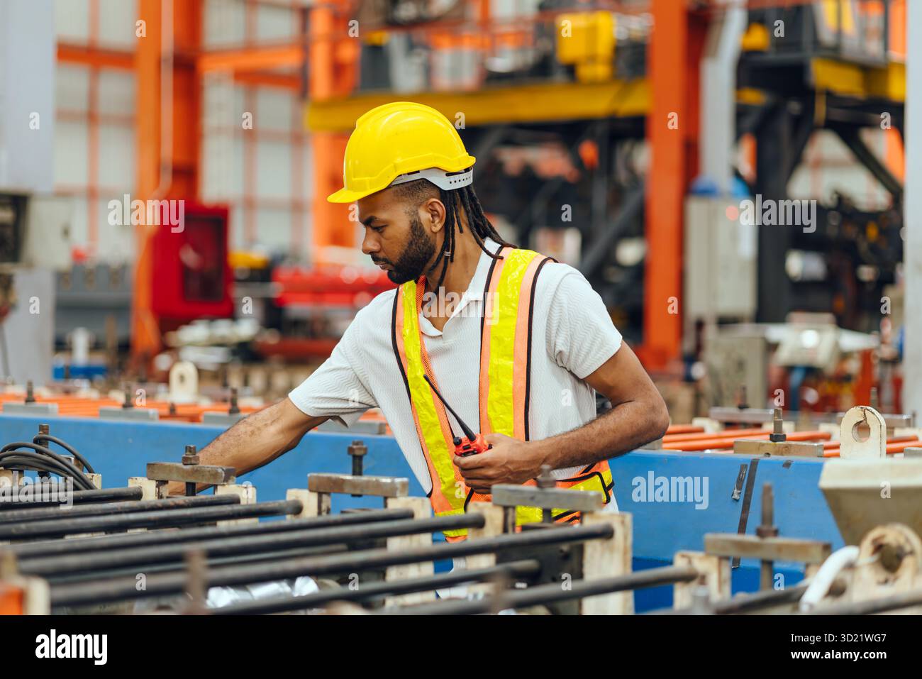 Opérateur professionnel de machine de travail de travailleur noir africain dans le superviseur de ligne de production d'usine de l'industrie des métaux lourds Banque D'Images