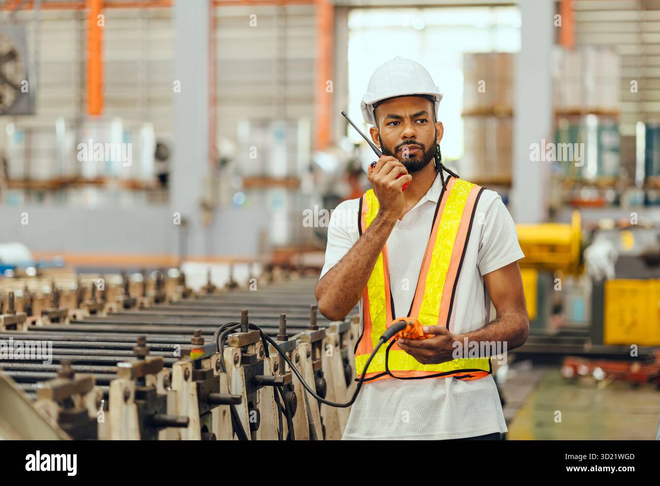 Opérateur professionnel de machine de travail de travailleur noir africain dans le superviseur de ligne de production d'usine de l'industrie des métaux lourds Banque D'Images