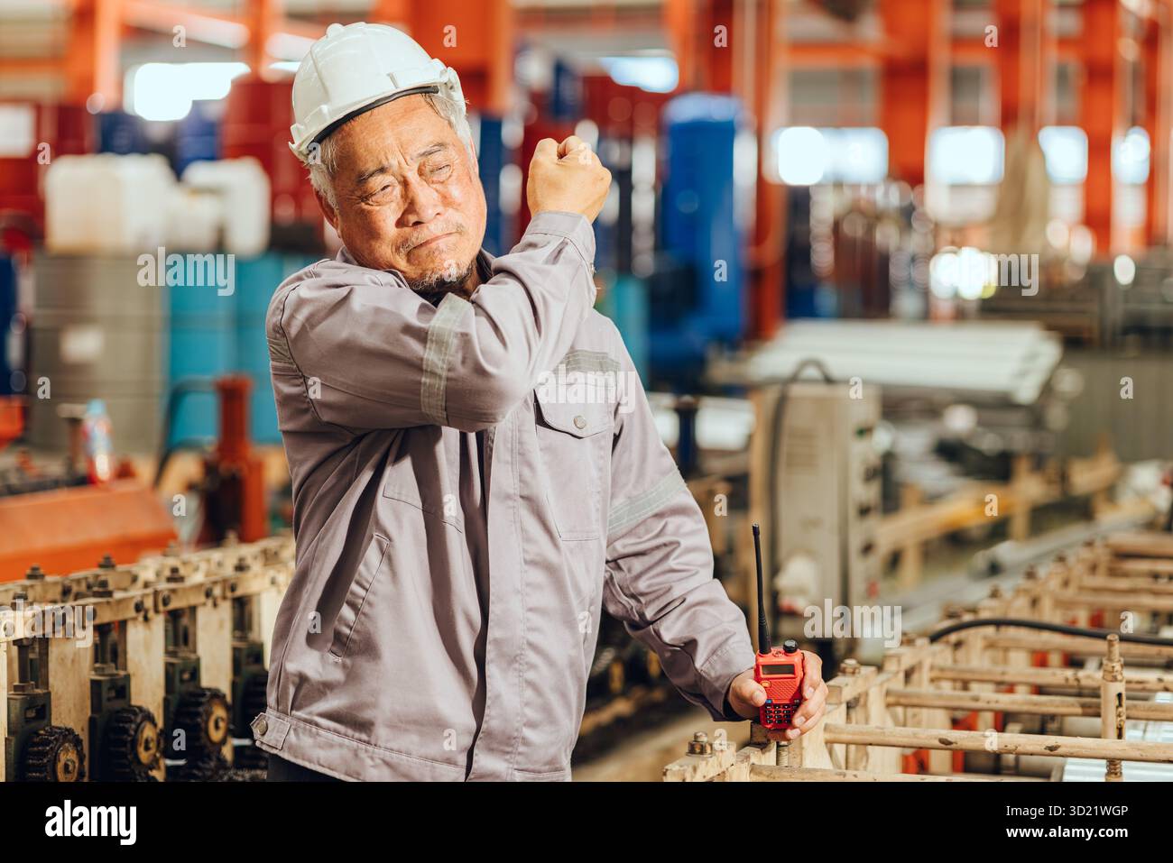 Travailleur senior fatigué douleurs musculaires épuisées, souffrant de douleurs à l'épaule dues à un travail acharné dans l'industrie lourde Banque D'Images