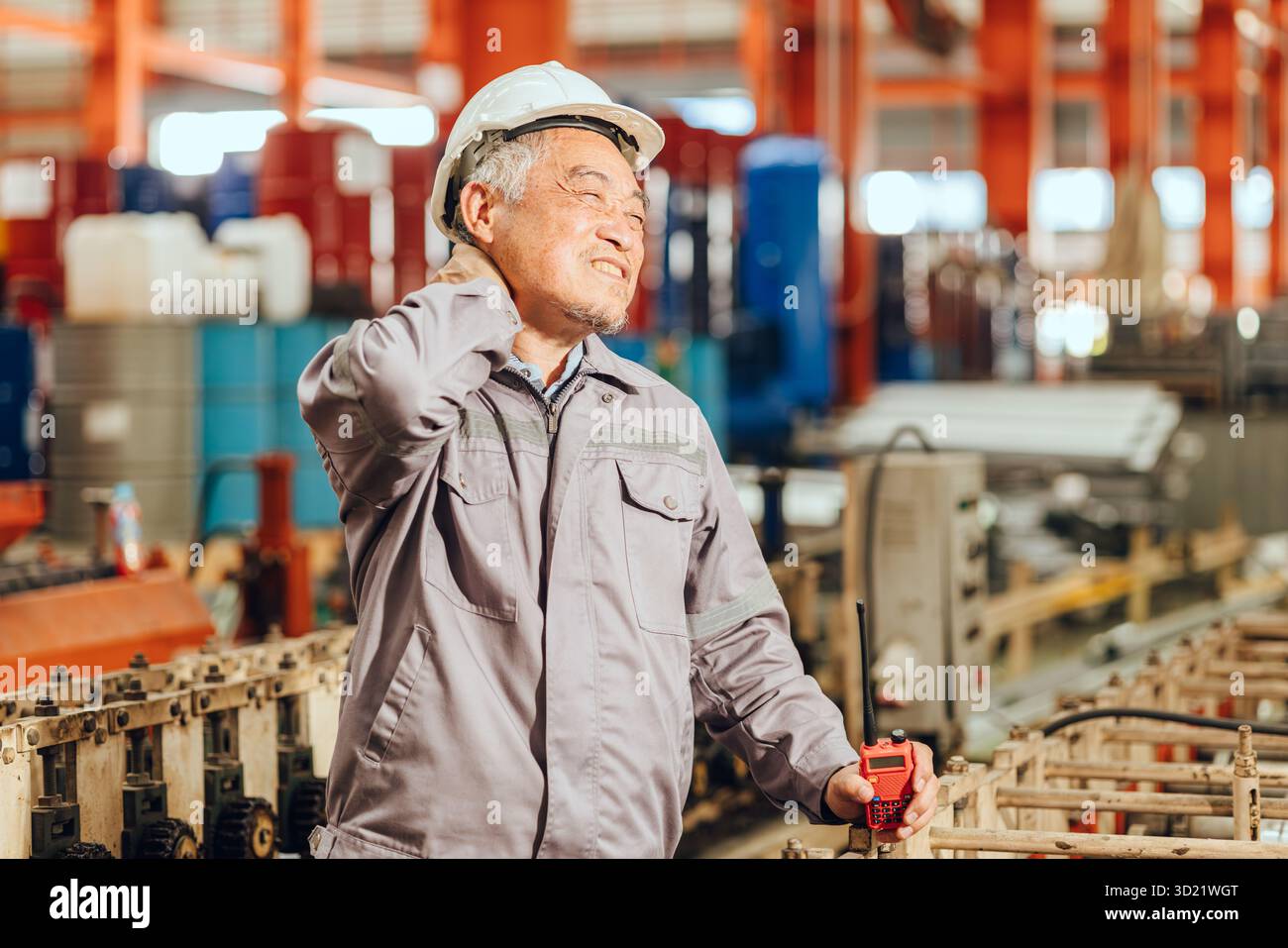 Travailleur senior fatigué douleurs musculaires épuisées, souffrant de douleurs au cou dues à un travail acharné dans l'industrie lourde Banque D'Images