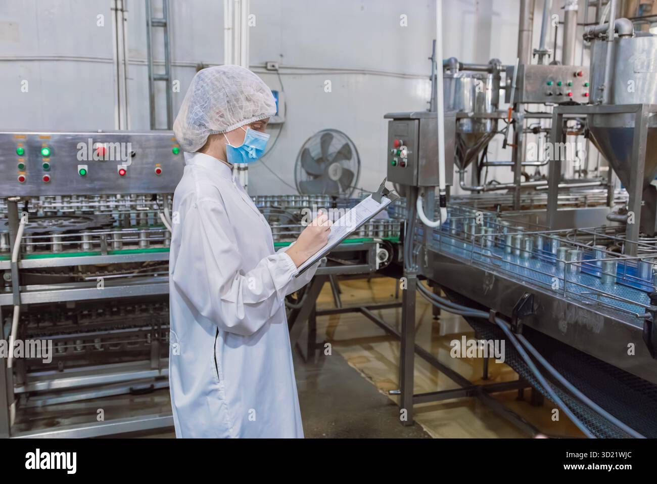 travailleur d'hygiène de l'industrie de conserverie alimentaire à la bande transporteuse, liste de contrôle d'usine de nourriture en conserve, équipe d'agent d'inspecteur d'hygiène Banque D'Images