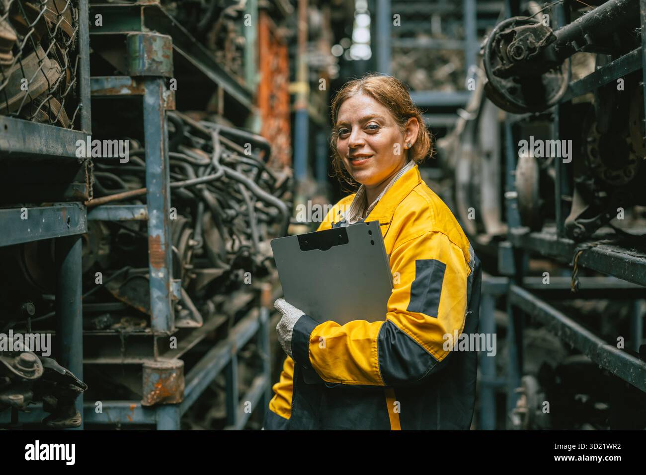 portraitiste travailleuse travaillant dans l'industrie lourde, regardant la caméra joyeuse souriante Banque D'Images