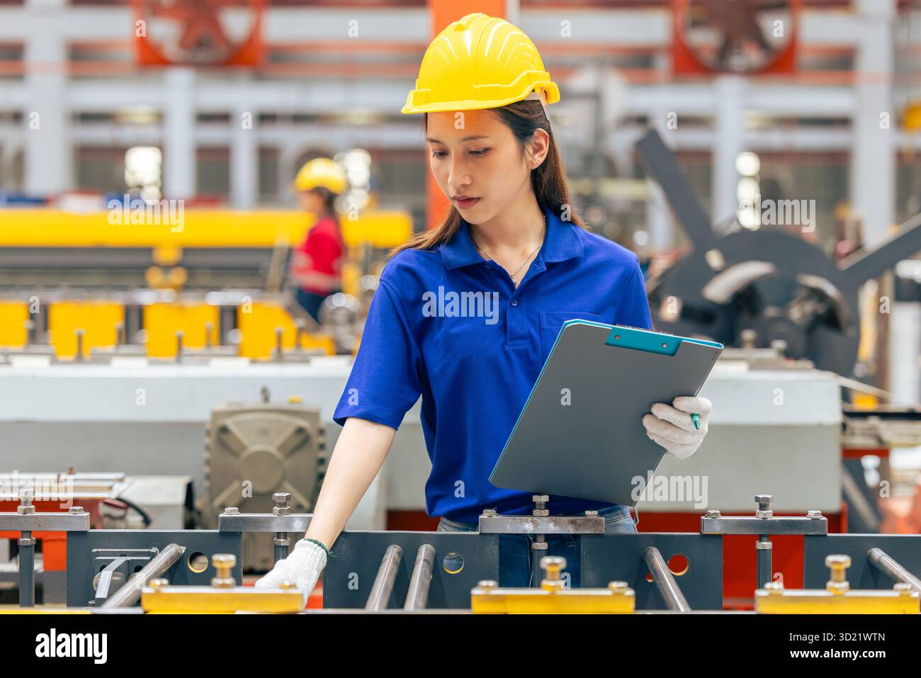 Jeune femme asiatique adolescente ouvrière d'ingénieur, machine professionnelle de vérification de travail féminine dans l'usine de tôle métallique, personnel de l'industrie de technicien de sécurité Banque D'Images