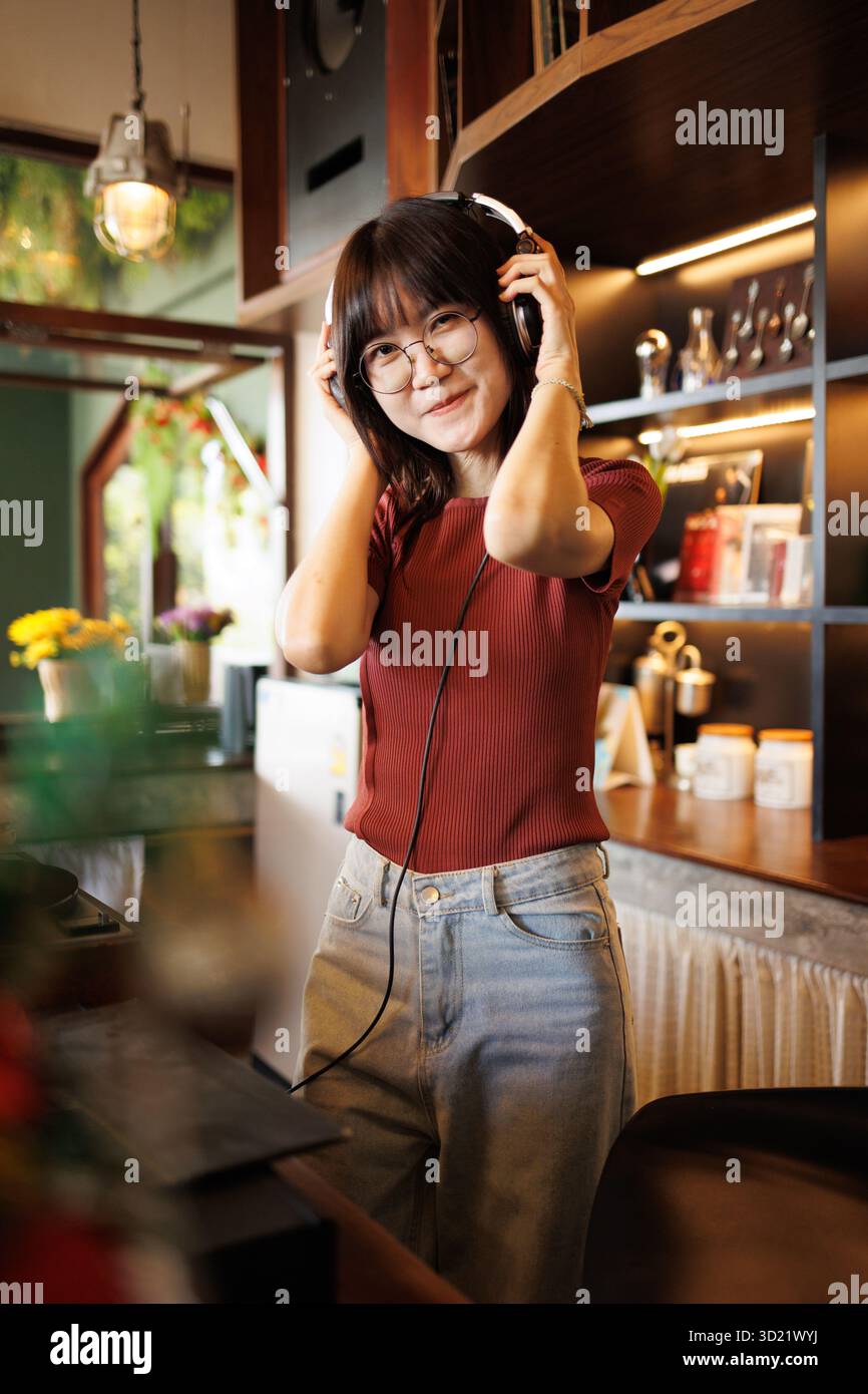 DJ femmes asiatiques jeune adolescent avec lecteur de musique, divertissement sonore de fête expression souriante heureuse Banque D'Images