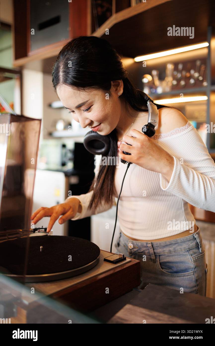 DJ femmes asiatiques jeune adolescent avec lecteur de musique, divertissement sonore de fête expression souriante heureuse Banque D'Images