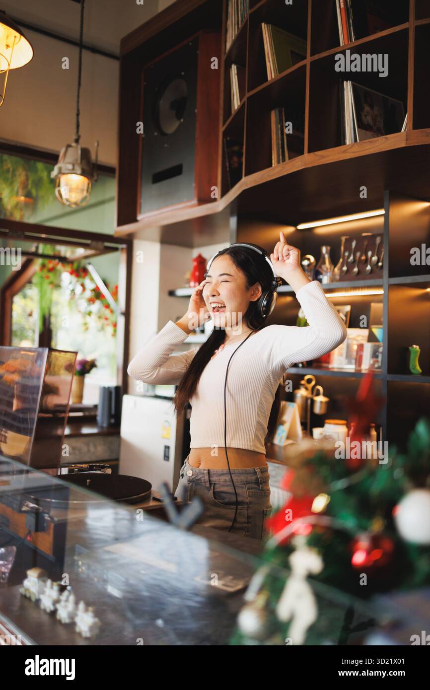 DJ femmes asiatiques jeune adolescent avec lecteur de musique, divertissement sonore de fête expression souriante heureuse Banque D'Images