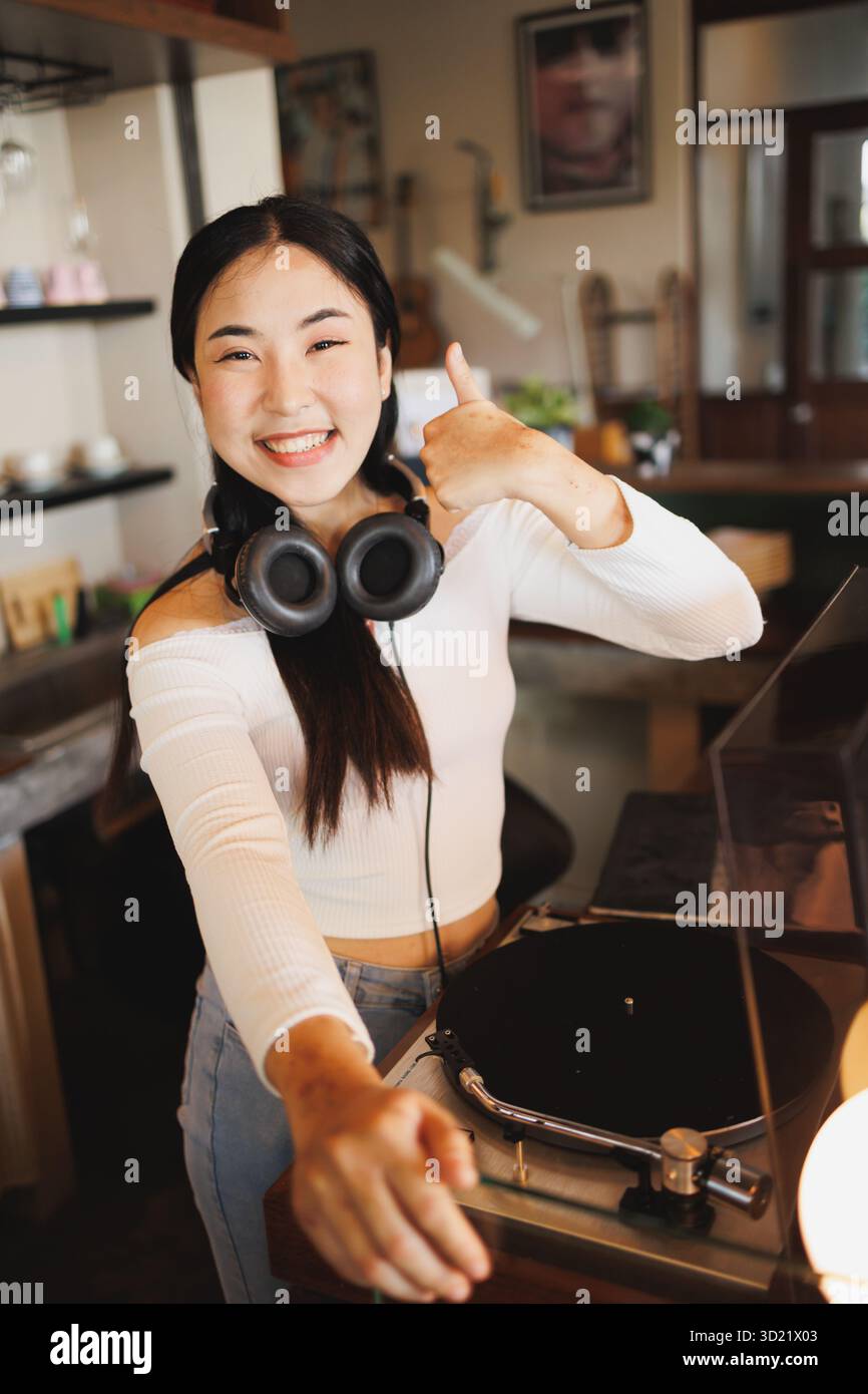 DJ femmes asiatiques jeune adolescent avec lecteur de musique, divertissement sonore de fête expression souriante heureuse Banque D'Images