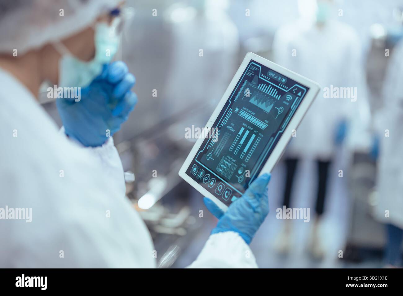 Ouvrier de technicien utilisant la tablette dans l'usine de nourriture et de boissons, contrôle de contrôle d'usine pharmaceutique inspectant la chaîne de production Banque D'Images