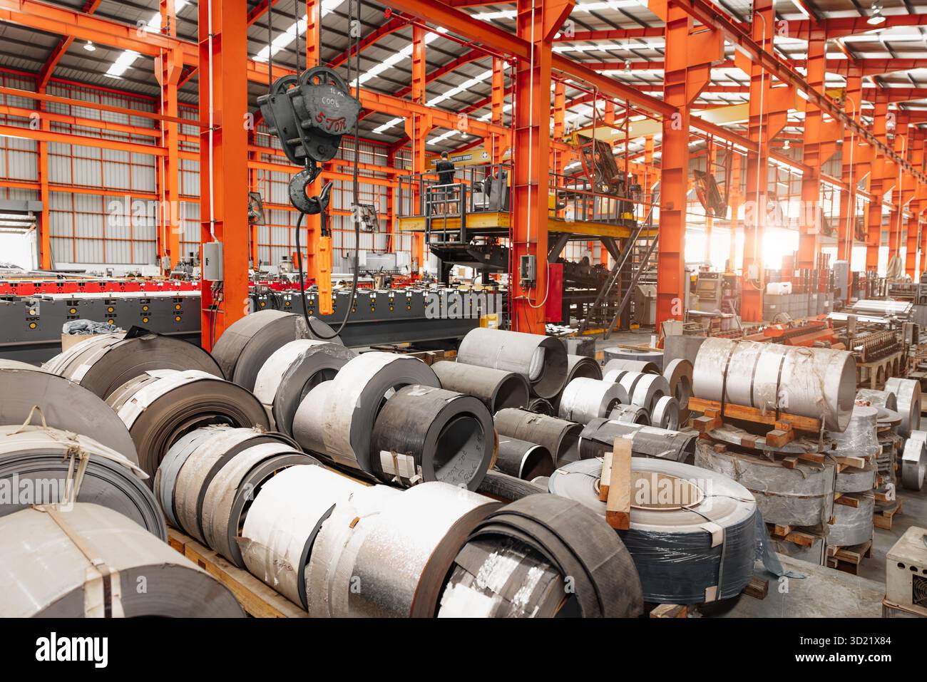 Rouleau de tôle métallique, fabrication de toit métallique, entrepôt de zone de stockage de pile de rouleau de tôle d'acier dans l'intérieur de l'usine de fabrication d'industrie lourde. Banque D'Images
