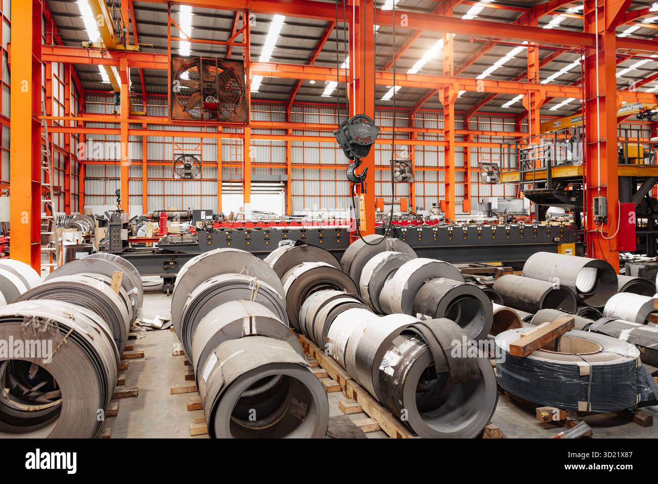 Rouleau de tôle métallique, fabrication de toit métallique, entrepôt de zone de stockage de pile de rouleau de tôle d'acier dans l'intérieur de l'usine de fabrication d'industrie lourde. Banque D'Images