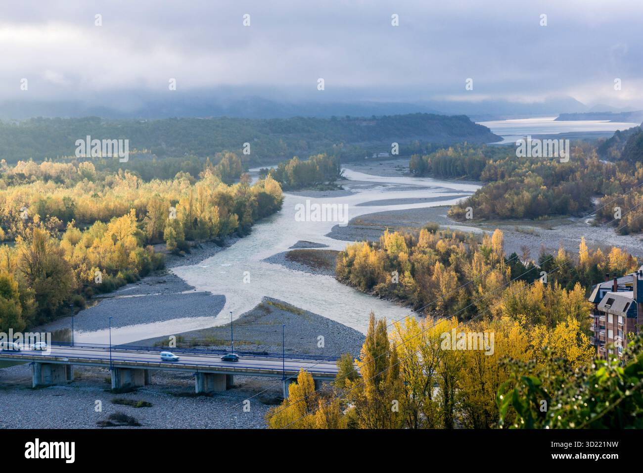 Rivière Cinca, ville de Aínsa, municipalité de Aínsa-Sobrarbe, province de Huesca, Communauté autonome d'Aragon, montagne des Pyrénées Banque D'Images