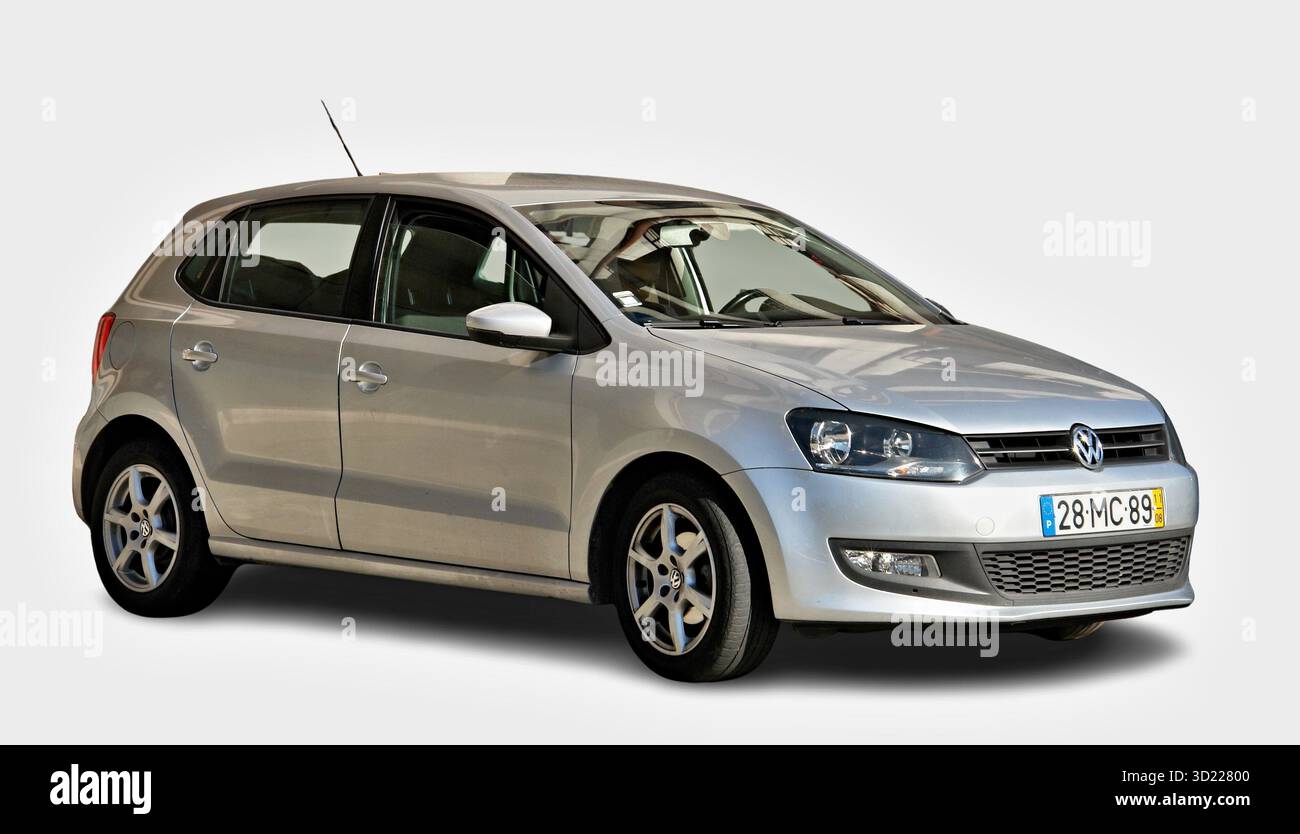 Volkswagen Polo à hayon argenté montrant un design moderne Banque D'Images