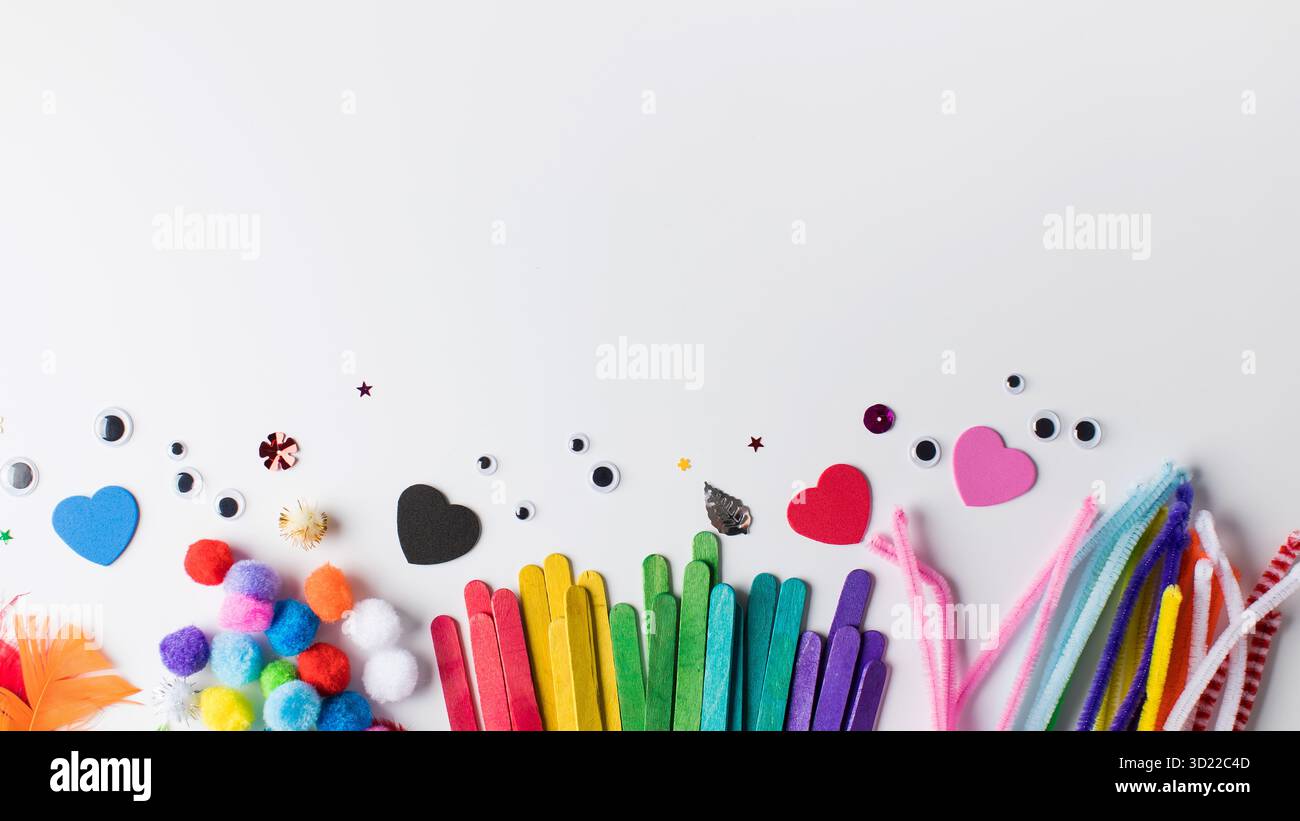 Un ensemble de matériaux variés et colorés pour l'artisanat des enfants. Artisanat pour enfants. Copier l'espace Banque D'Images