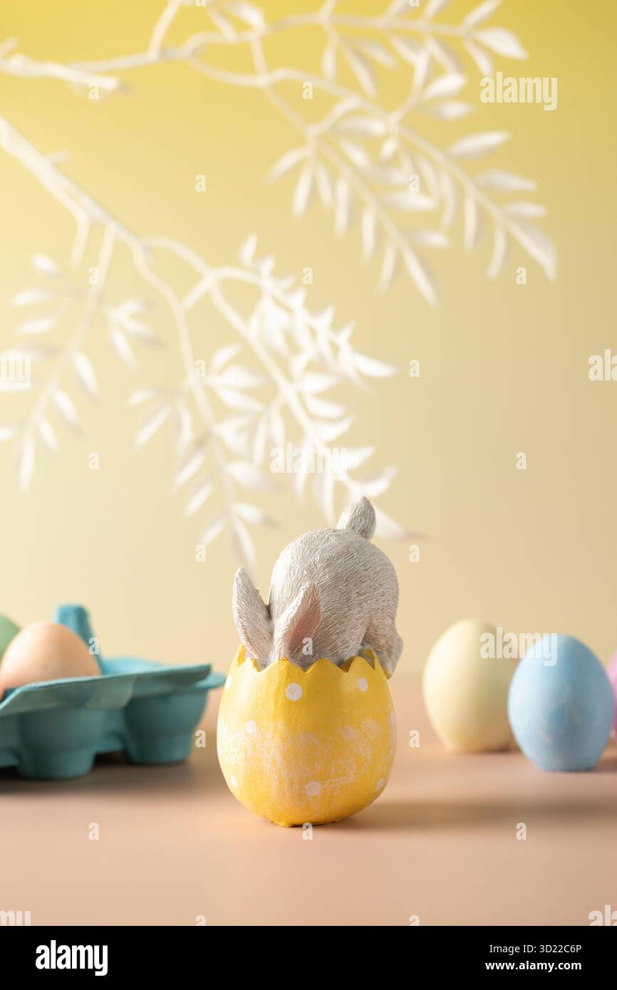 Composition festive de Pâques avec un lapin dans un œuf de Pâques sur fond floral Banque D'Images