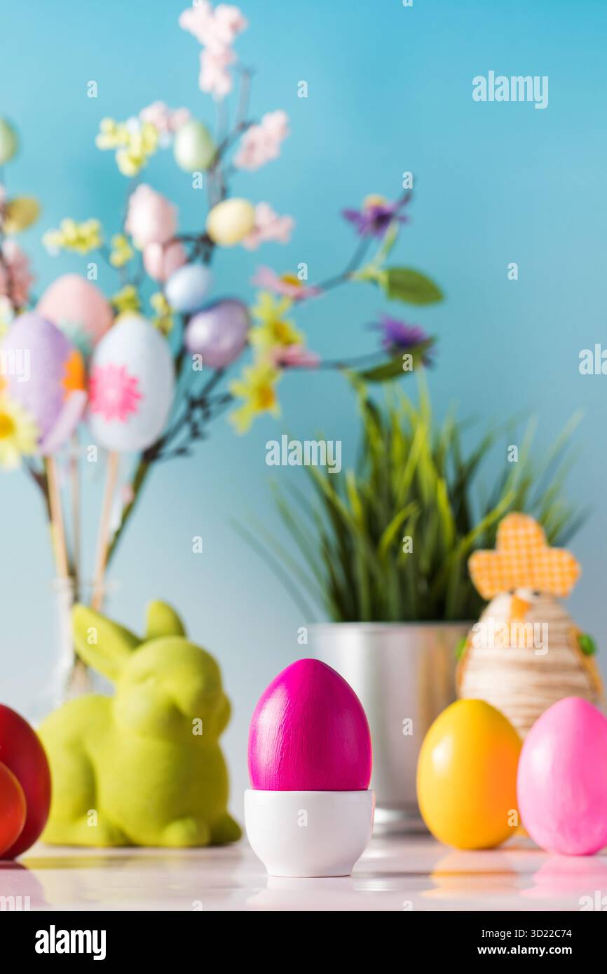 Composition festive des oeufs de Pâques sur un fond floral lumineux. Banque D'Images