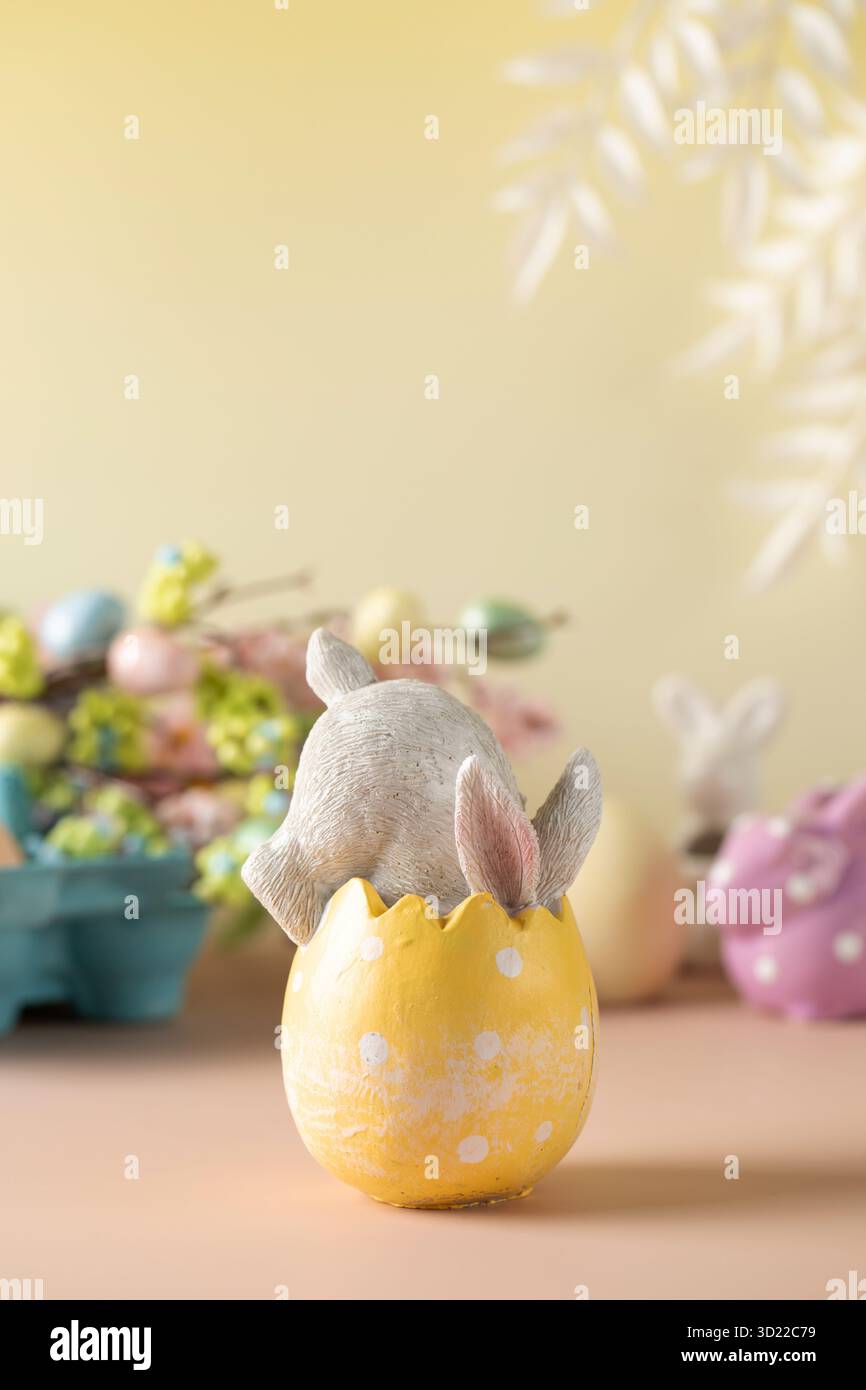 Composition festive de Pâques avec un lapin dans un œuf de Pâques sur fond floral Banque D'Images