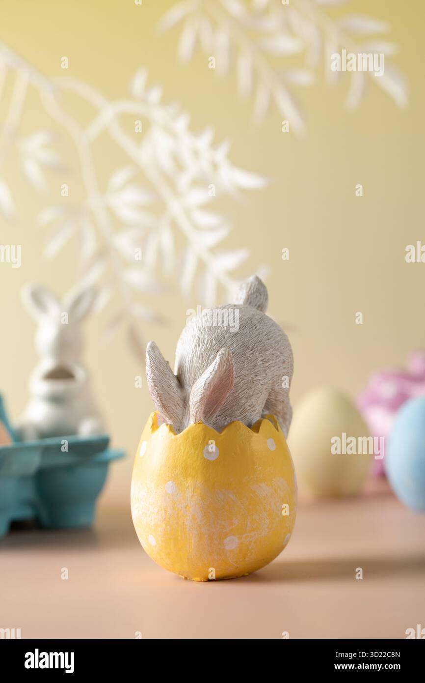 Composition festive de Pâques avec un lapin dans un œuf de Pâques sur fond floral Banque D'Images