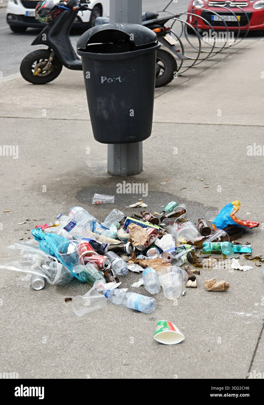 Ordures polluant la rue à côté d'une poubelle publique Banque D'Images