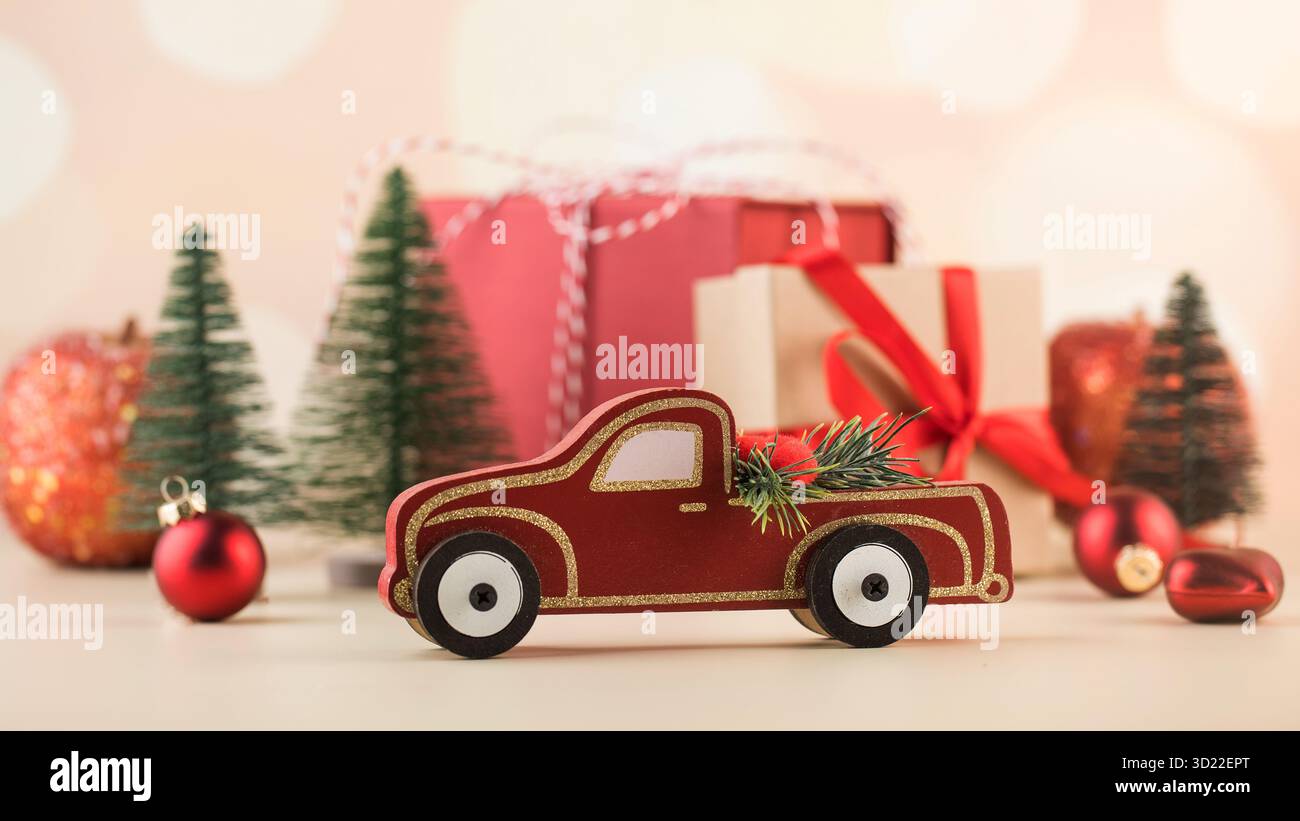 Composition de Noël de jouets, cadeaux, arbres de Noël, boules de Noël sur un fond de bokeh. Veille de Noël. Banque D'Images