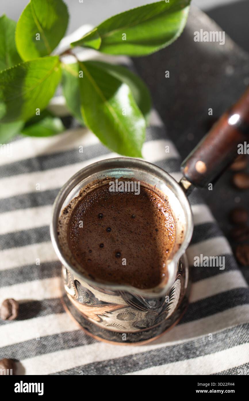 Café aromatique fraîchement préparé dans un turc Banque D'Images