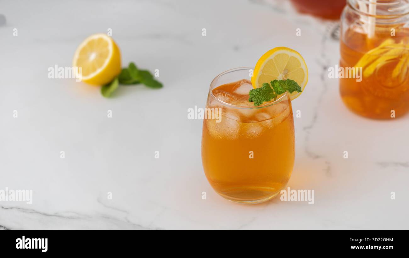 Un verre avec une boisson fraîche d'été. Thé glacé avec citron et menthe. Banque D'Images