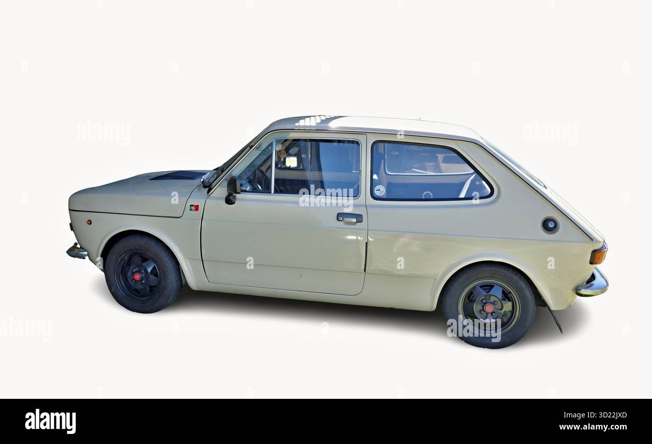 Vue latérale d'une Fiat 127 classique modifiée, mettant en valeur son charme vintage et ses modifications de course sur un fond blanc épuré Banque D'Images