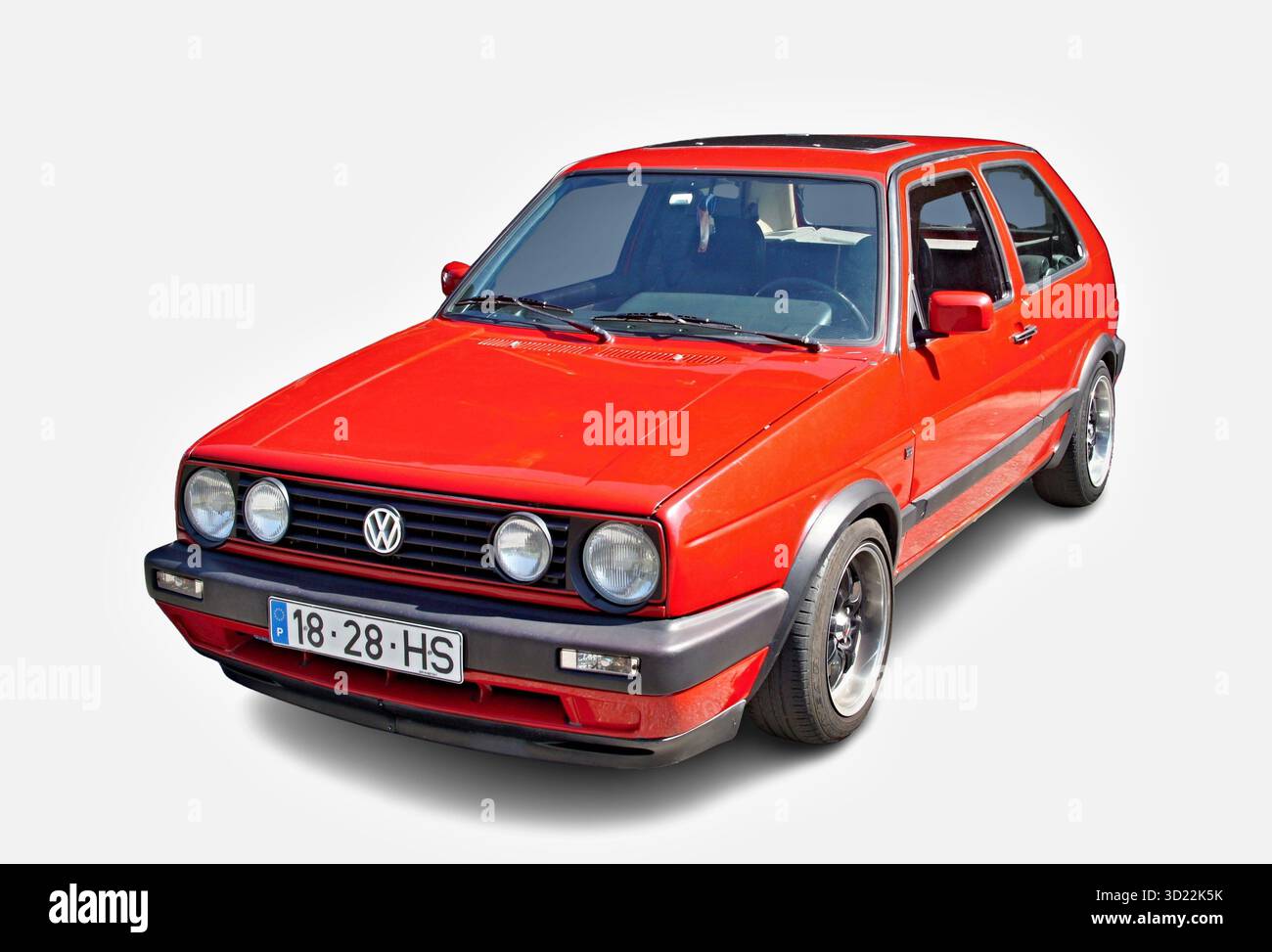 Rouge Volkswagen Golf GTI montrant son design élégant sur fond blanc Banque D'Images